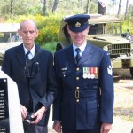 Des descendants des jeunes héros et un représentant de la Royal Australian Air Force.