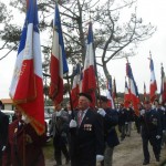 Une forêt de drapeaux avec les associations d'Anciens Combattants et des représentations étrangères.