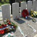 Les tombes des jeunes aviateurs morts pour la France au 'Carré Militaire' du cimetière de Naujac.