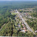 Le village de Saint-Isidore avec le site du Flamand désaffecté ( à droite)